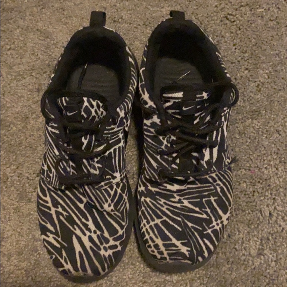Nike Roshe Black and White Design. Size 8.